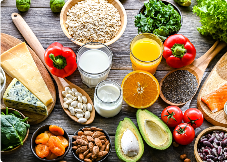 Gesunde Lebensmittel wie Avocado, Nüsse, Gemüse und Säfte – Symbol für eine nährstoffreiche Stoffwechselkur.